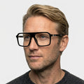 Michael Kors MONTREUX - 3005 sort rektangulær brille på model