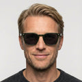 Clarion grøn firkantet solbrille på model