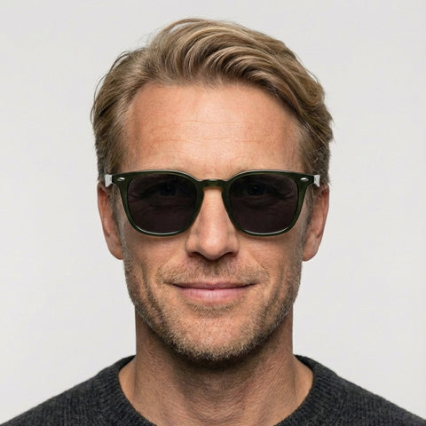 Clarion grøn firkantet solbrille på model