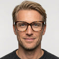 Orové tortoise firkantet brille på model