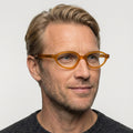 Elandra transparent brun oval brille på model