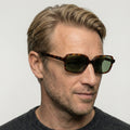 Bravura tortoise firkantet solbrille på model