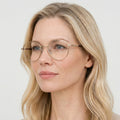 Delacroix guld rund brille på model