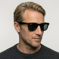 Ray-Ban RB4420 - 601/87 sort rektangulær solbrille på model
