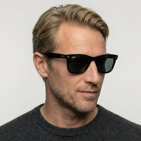 Ray-Ban RB4420 - 601/87 sort rektangulær solbrille på model