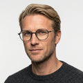 Isolde transparent grå rund brille på model