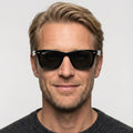 Ray-Ban RB4420 - 601/87 sort rektangulær solbrille på model