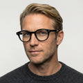 Lustré sort firkantet brille på model