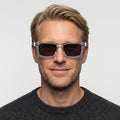 Delyra transparent hvid firkantet solbrille på model
