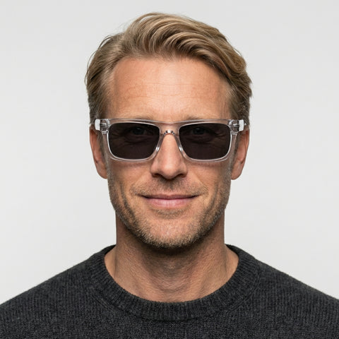 Delyra transparent hvid firkantet solbrille på model