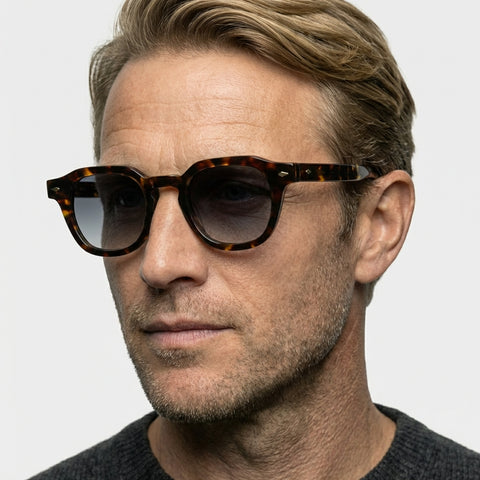 Caelum tortoise firkantet solbrille på model