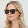 Ray-Ban WAYFARER - 902/57 - Tortoise på model
