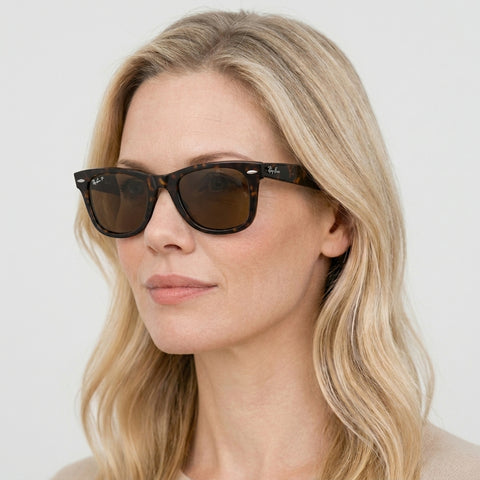 Ray-Ban WAYFARER - 902/57 - Tortoise på model