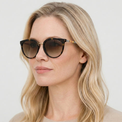 Burberry Willow - 3854T5 - Havana på model