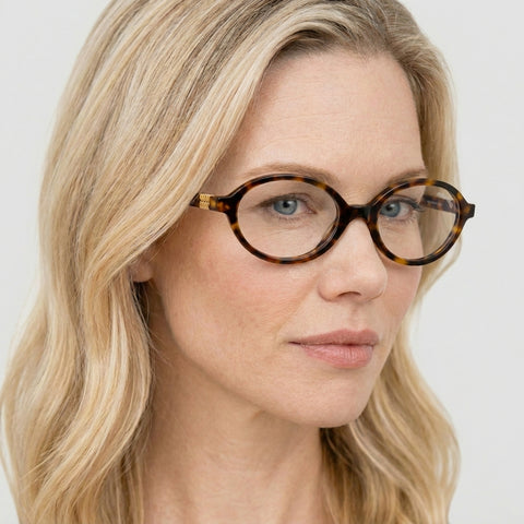 Miu Miu MU 04ZS - VAU08N havana oval solbrille på model