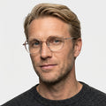 Isolde transparent lyserød rund brille på model