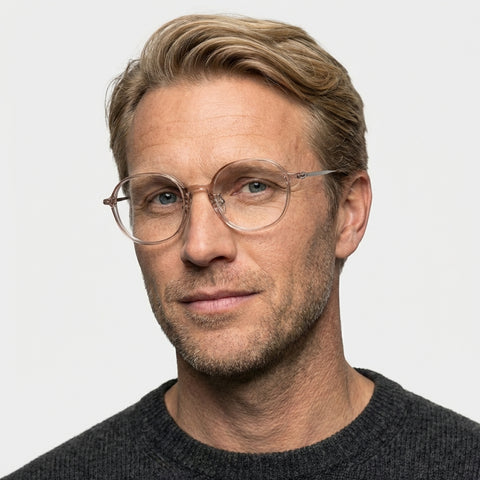 Isolde transparent lyserød rund brille på model