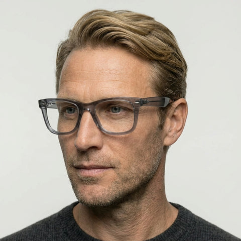 Ray-Ban WAYFARER EASE - 8225 - Transparent grå på model