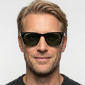 Ray-Ban RB4420 - 601/9A sort rektangulær solbrille på model
