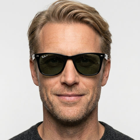 Ray-Ban RB4420 - 601/9A sort rektangulær solbrille på model