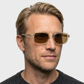Bravura transparent gul firkantet solbrille på model