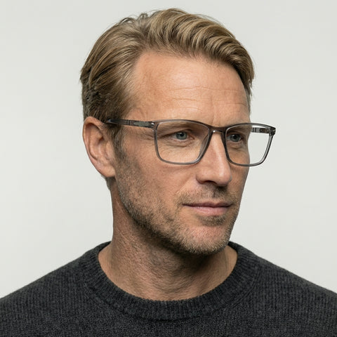 Aveline transparent grå firkantet brille på model