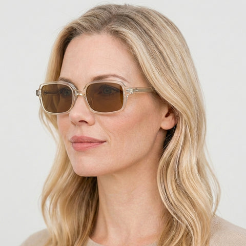 Bravura transparent gul firkantet solbrille på model