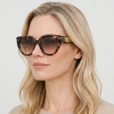 Prada PR 14WS - 01R0A6 - Tortoise på model