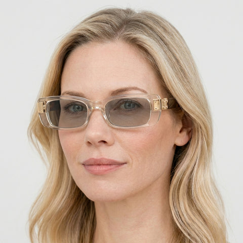 Marcellus transparent brun firkantet solbrille på model