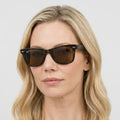 Ray-Ban WAYFARER - 902/57 - Tortoise på model