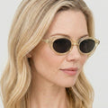 Virelle transparent gul oval solbrille på model