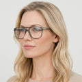 Persol GRETA - 1103 - Transparent grå på model