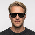 Prada PR A16S - 16K731 sort kvadratiske solbrille på model