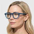 Verenne transparent blå firkantet brille på model
