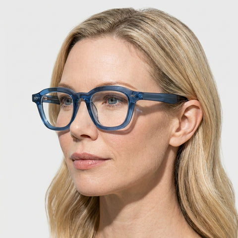 Verenne transparent blå firkantet brille på model