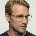 Delacroix guld rund brille på model