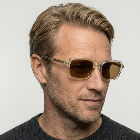 Bravura transparent gul firkantet solbrille på model