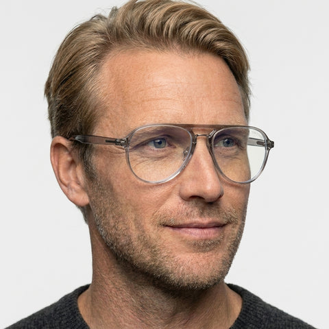 Tom Ford FT5981-B - 020 transparent grå aviator brille på model