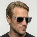 Delyra transparent hvid firkantet solbrille på model