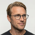 Isolde transparent grå rund brille på model