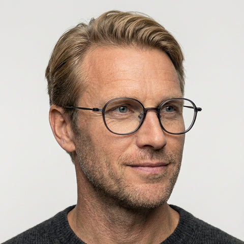Isolde transparent grå rund brille på model