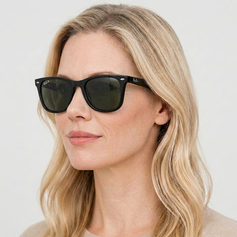 Ray-Ban RB4420 - 601/9A sort rektangulær solbrille på model