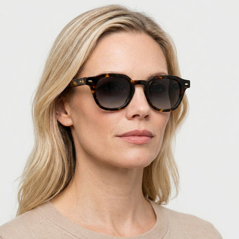 Caelum tortoise firkantet solbrille på model