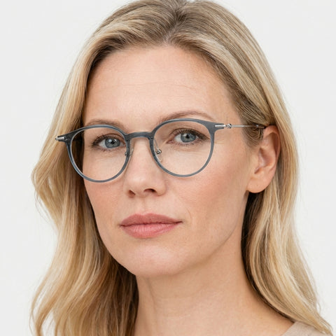 Aristea transparent grøn rund brille på model
