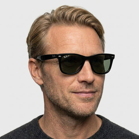 Ray-Ban RB4420 - 601/9A sort rektangulær solbrille på model