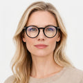 Tom Ford FT5557-B - 001 sort rund brille på model