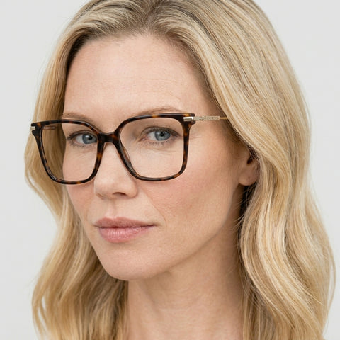 Burberry ELIZABETH - 3002 - Havana på model