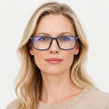 Ambré blå firkantet brille på model