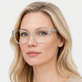 Adrienne transparent cat-eye brille på model