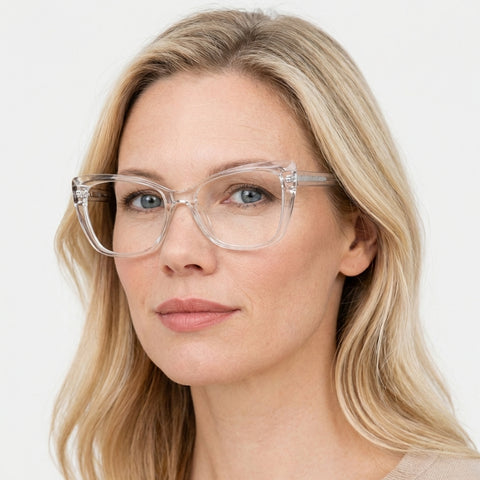 Adrienne transparent cat-eye brille på model